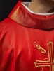 Ornat czerwony z haftem kłosów zboża i krzyża – detal tkaniny