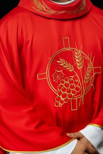 Ornat czerwony satynowy z haftem kłosów zboża i krzyża