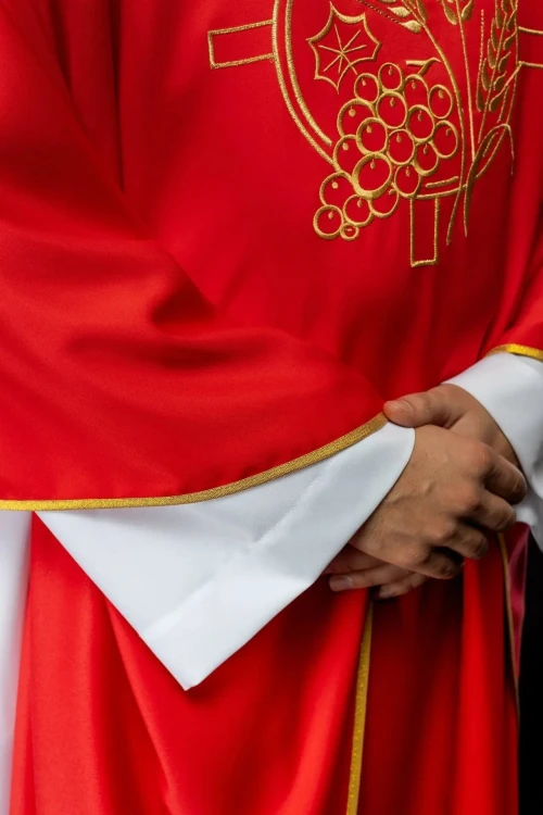 Ornat czerwony satynowy z haftem kłosów zboża i krzyża – detal symbolu