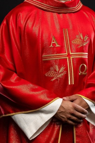 Ornat czerwony z haftem symboli Alfa i Omega, kłosów zboża i krzyża