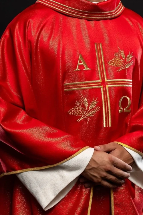 Ornat czerwony z haftem symboli Alfa i Omega, kłosów zboża i krzyża
