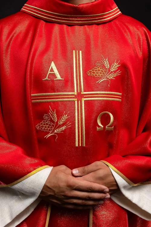 Ornat czerwony z haftem symboli Alfa i Omega, kłosów zboża i krzyża – zbliżenie haftu