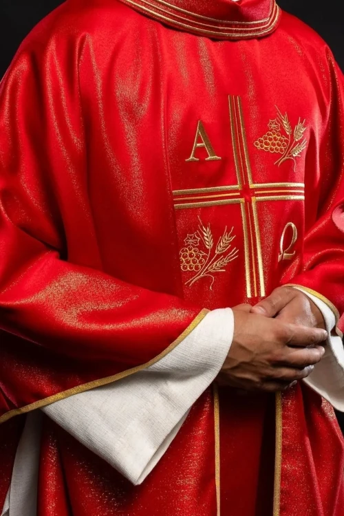 Ornat czerwony z haftem symboli Alfa i Omega, kłosów zboża i krzyża – detal symbolu