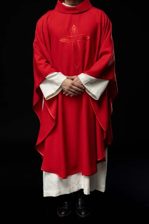 Ornat czerwony z haftowanym krzyżem – widok tyłu
