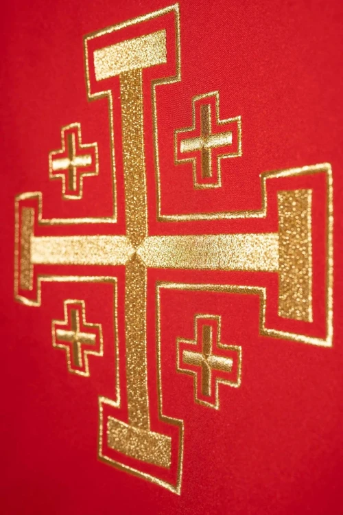 Ornat czerwony z haftowanym krzyżem – wariant IV – zbliżenie haftu