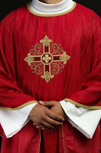 Ornat czerwony z haftowanym krzyżem – wariant V