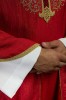 Ornat czerwony z haftowanym krzyżem – wariant V – wykończenie kołnierza