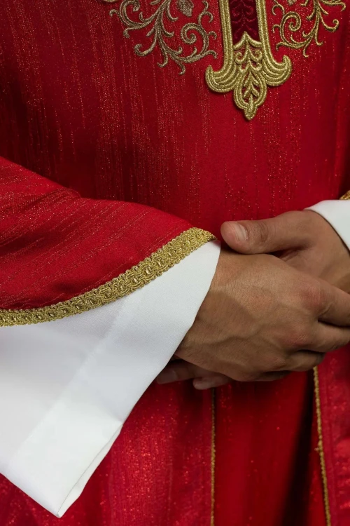 Ornat czerwony z haftowanym krzyżem – wariant V – wykończenie kołnierza