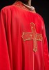 Ornat czerwony z haftowanym krzyżem – wariant VI – zbliżenie haftu