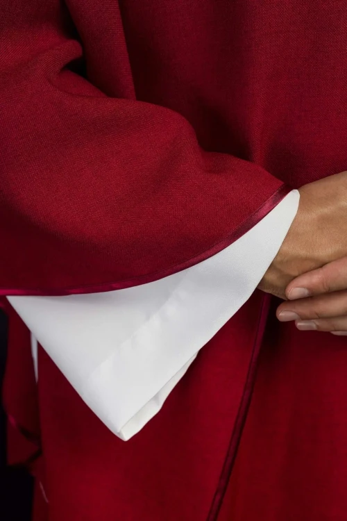 Ornat czerwony z haftowanym krzyżem – wariant VII – wykończenie kołnierza