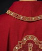 Ornat czerwony z haftowanym krzyżem – wariant VIII – detal symbolu