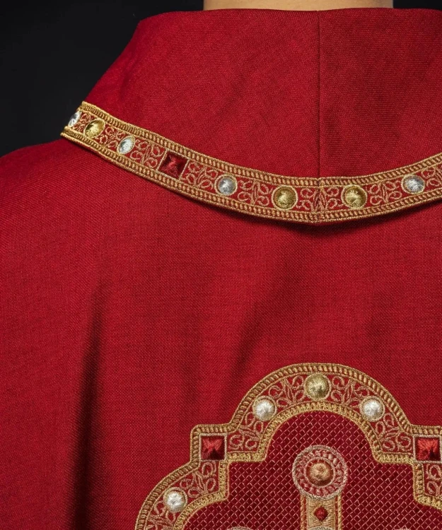 Ornat czerwony z haftowanym krzyżem – wariant VIII – detal symbolu