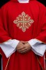Ornat czerwony z haftowanym krzyżem i szerokim kołnierzem