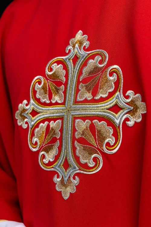 Ornat czerwony z haftowanym krzyżem i szerokim kołnierzem – zbliżenie haftu