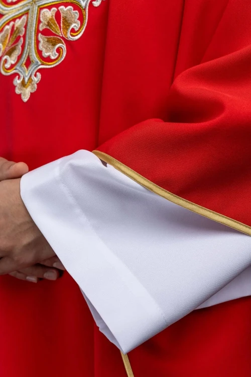 Ornat czerwony z haftowanym krzyżem i szerokim kołnierzem – detal symbolu