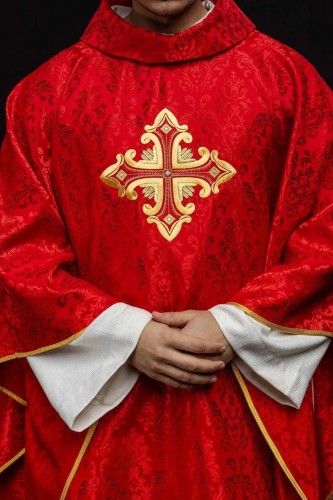 Ornat czerwony z haftowanym krzyżem na wzorzystej tkaninie