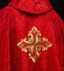 Ornat czerwony z haftowanym krzyżem na wzorzystej tkaninie – widok tyłu