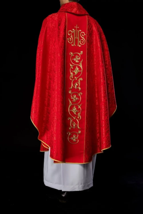 Ornat czerwony z haftowanym pasem z monogramem IHS – widok przodu