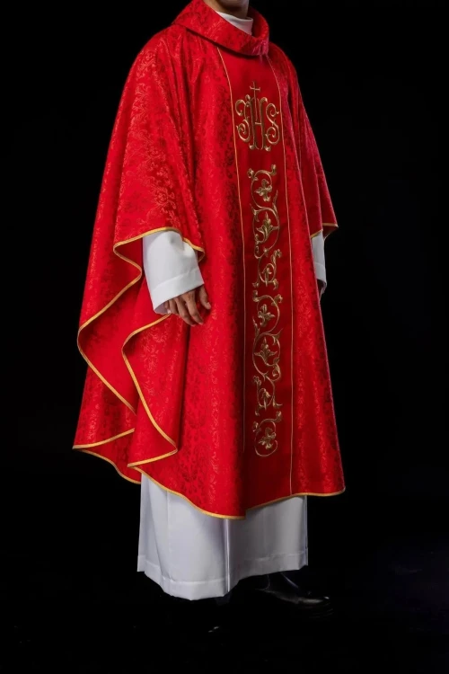 Ornat czerwony z haftowanym pasem z monogramem IHS – widok tyłu