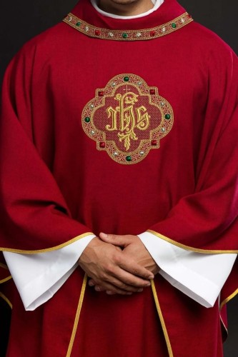 Ornat czerwony z haftowanym pasem z monogramem IHS – wariant II