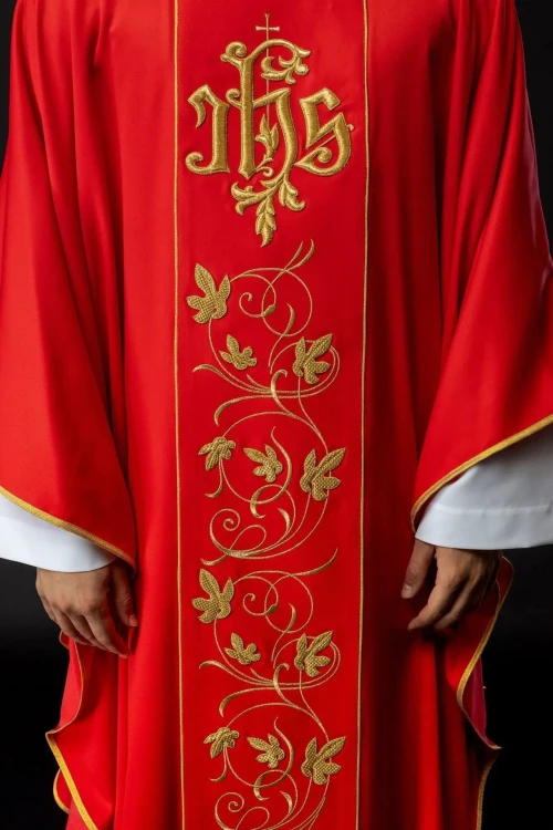 Ornat czerwony z haftowanym pasem z monogramem IHS i motywem kwiatowym – detal symbolu