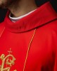 Ornat czerwony z haftowanym pasem z monogramem IHS i motywem kwiatowym – wykończenie kołnierza