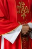 Ornat czerwony z haftowanym pasem z monogramem IHS i motywem kwiatowym – widok przodu