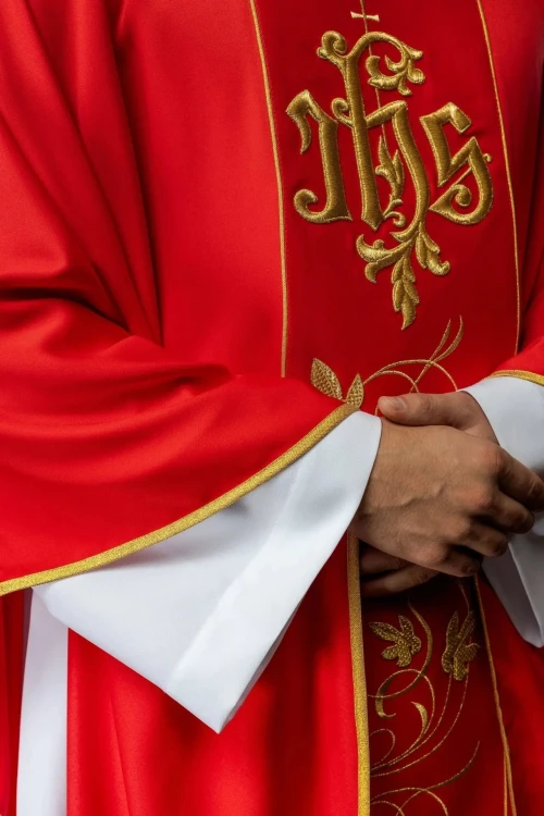 Ornat czerwony z haftowanym pasem z monogramem IHS i motywem kwiatowym – widok przodu