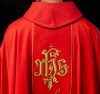 Ornat czerwony z haftowanym pasem z monogramem IHS i motywem kwiatowym – widok tyłu