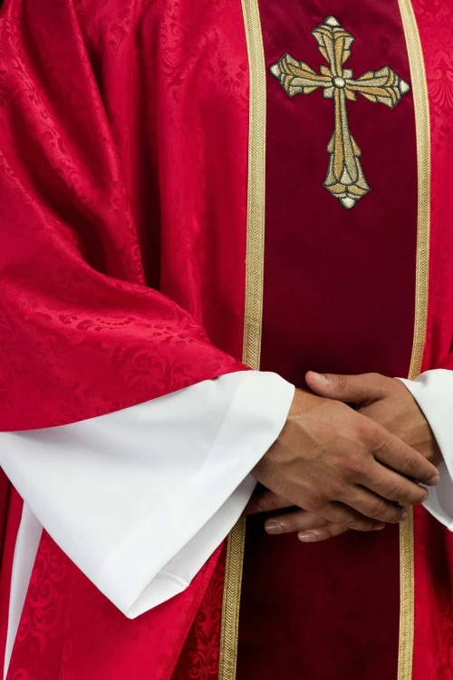 Ornat czerwony z haftowanym pasem z motywem krzyża – detal symbolu