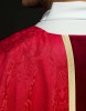 Ornat czerwony z haftowanym pasem z motywem krzyża – wykończenie kołnierza