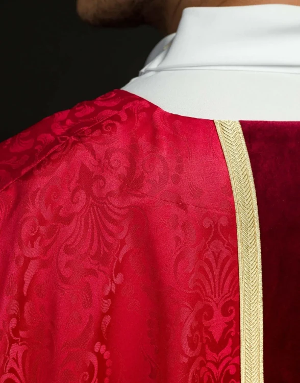 Ornat czerwony z haftowanym pasem z motywem krzyża – wykończenie kołnierza