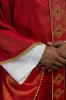 Ornat czerwony z haftowanym pasem z motywem krzyża – wariant II – zbliżenie haftu