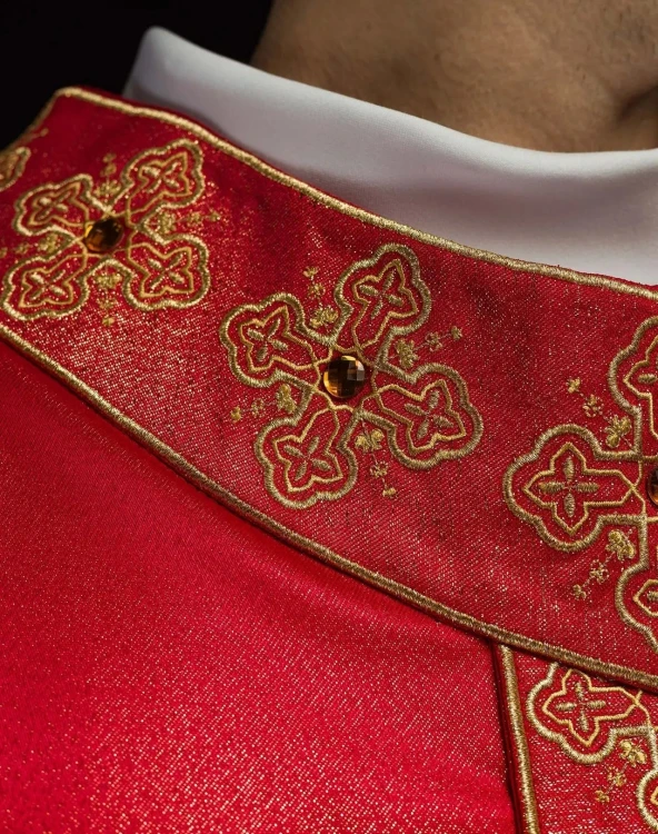 Ornat czerwony z haftowanym pasem z motywem krzyża – wariant II – wykończenie kołnierza