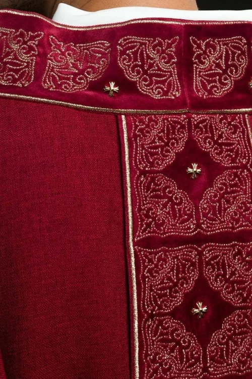 Ornat czerwony z haftowanym pasem z motywem krzyża – wariant III – detal symbolu