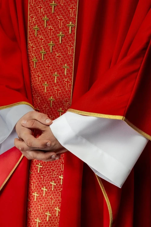 Ornat czerwony z haftowanym pasem z motywem krzyży – detal symbolu