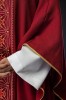 Ornat czerwony z haftowanym pasem z motywem krzyży – wariant II – detal symbolu