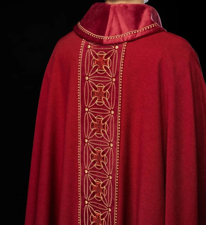 Ornat czerwony z haftowanym pasem z motywem krzyży – wariant II – widok przodu