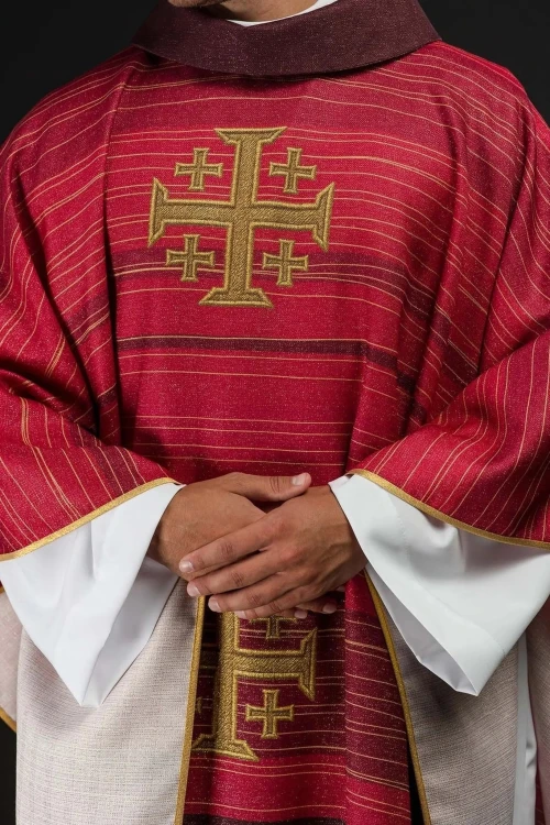 Ornat czerwony z nadrukiem krzyża jerozolimskiego – pełny widok