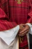 Ornat czerwony z nadrukiem krzyża jerozolimskiego – detal symbolu