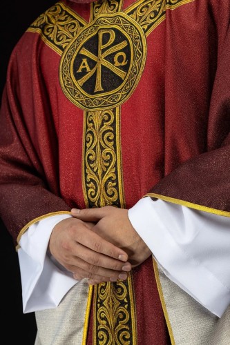 Ornat czerwony z nadrukiem PAX – pełny widok