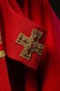 Ornat czerwony ręcznie zdobiony z kamieniami naturalnymi – układ na sylwetce