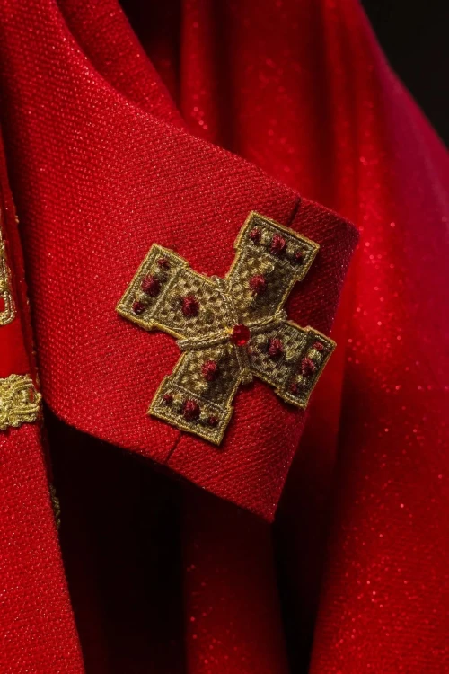 Ornat czerwony ręcznie zdobiony z kamieniami naturalnymi – układ na sylwetce