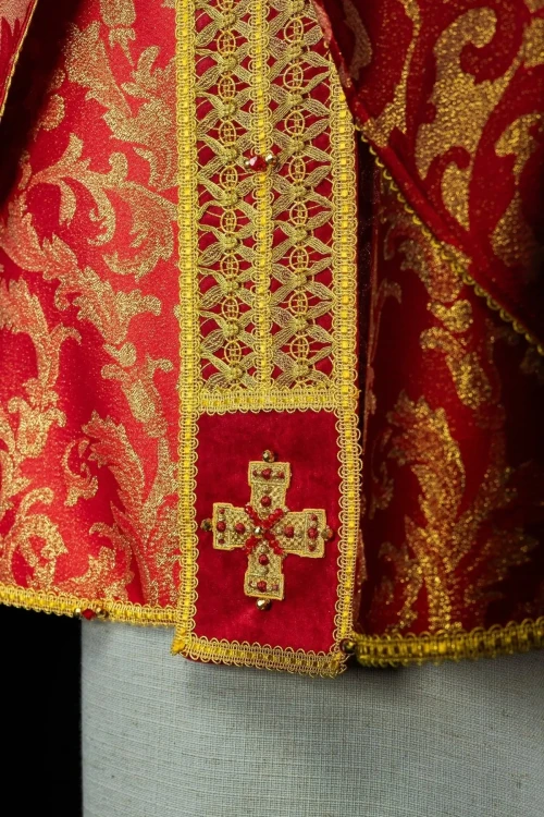 Ornat czerwony ręcznie zdobiony z kamieniami naturalnymi – wariant II – wykończenie kołnierza