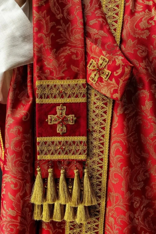 Ornat czerwony ręcznie zdobiony z kamieniami naturalnymi – wariant II – widok przodu