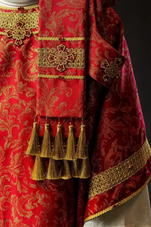 Ornat czerwony z kamieniami naturalnymi – pełny widok