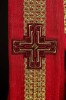 Ręcznie zdobiony ornat czerwony z kamieniami naturalnymi – detal symbolu