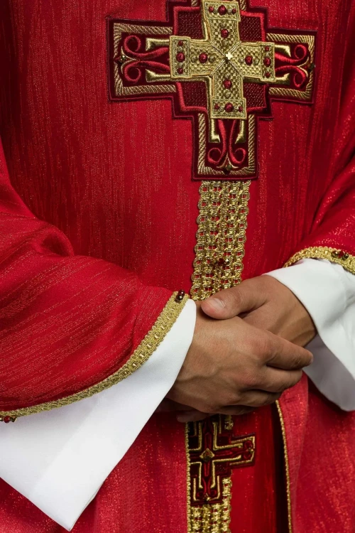 Ręcznie zdobiony ornat czerwony z kamieniami naturalnymi – wykończenie kołnierza