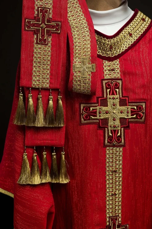 Ręcznie zdobiony ornat czerwony z kamieniami naturalnymi – widok tyłu