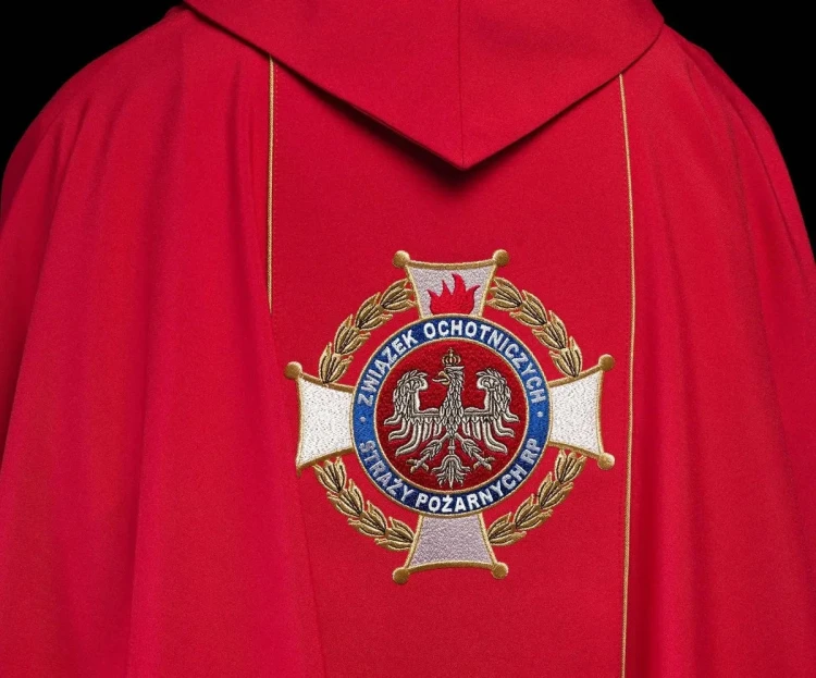 Bogato haftowany ornat czerwony z wizerunkiem Świętego Floriana – detal symbolu